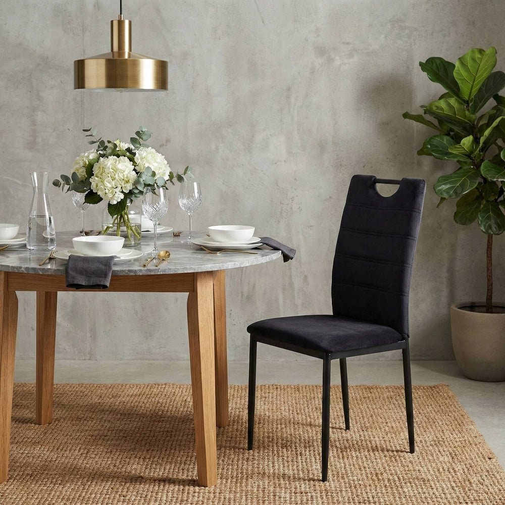 Scaun tapitat din catifea velvet neagra, picioare metalice negre, cu maner pe spatar, pentru living/birou, 92 cm - Reelken